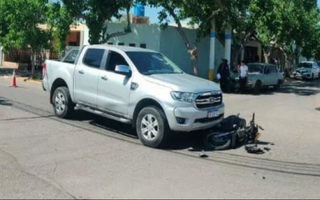 Un joven motociclista fue hospitalizado tras ser chocado por una camioneta
