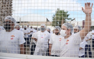 Gobierno lleva "mensaje de tranquilidad": planta de Tía Maruca en San Juan mantiene su actividad