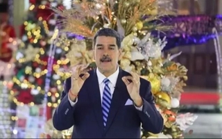 Maduro inauguró la Navidad lanzando fuegos artificiales