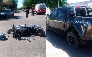 Un joven en moto quedó internado tras chocar contra una camioneta