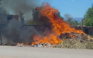 Incendio en Caucete: vecinos evitaron que las llamas alcanzaran las viviendas