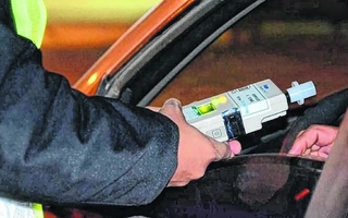 Remisero con 2,50 de alcohol se atrincheró en su auto en un control policial