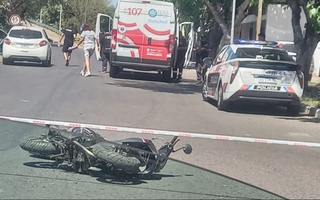 Fuerte choque entre una moto y un auto en Libertador y Circunvalación