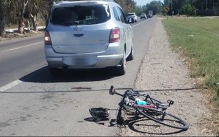 Un ciclista fue hospitalizado tras chocar contra un auto estacionado