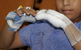 Bomba en la cancha dejó a un hombre sin un ojo y un niño con heridas en la cabeza