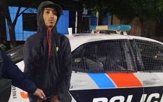 La policía atrapó a un joven por intentar robar y meterse en una casa