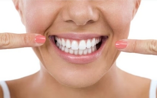 Alimentos que manchan los dientes y cómo cuidar tu sonrisa