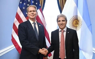 Scott Bessent mantuvo un primer encuentro con Caputo y su delegación