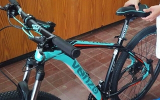 Tres delincuentes golpearon a un joven y le robaron su bicicleta