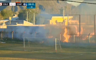 El clásico encuentro jachallero terminó con incendio en la cancha y un herido