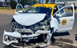 Un remisero resultó herido tras un fuerte choque 