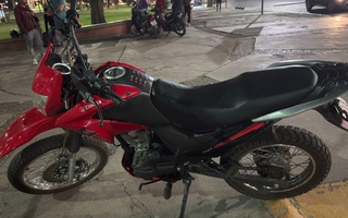 Fuerte choque entre un auto y una moto: un joven fue hospitalizado tras el impacto