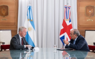 Encuentros confidenciales con Londres, mientras Washington negocia instalarse en Ushuaia