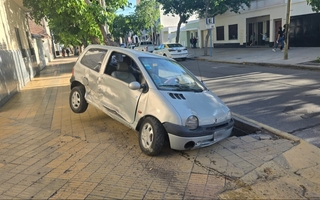 Un auto terminó sobre la vereda tras un fuerte choque en una esquina de Capital