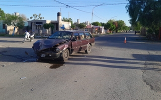 Choque entre colectivo y auto dejó un herido con corte en la cabeza