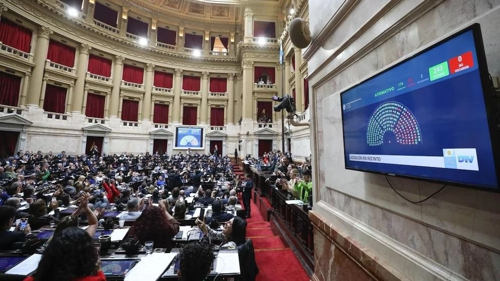 Diputados debate el proyecto que limita los DNU de Javier Milei