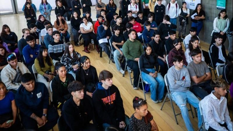 Más de 100 jóvenes participaron de la búsqueda laboral de KFC en San Juan
