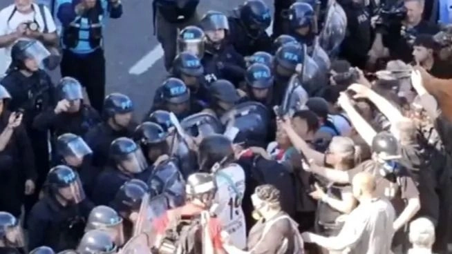 Incidentes entre manifestantes y la policía frente al Congreso