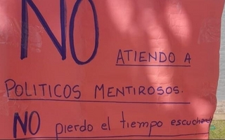 "No atiendo a políticos mentirosos", el cartel que dejó una sanjuanina en plena campaña