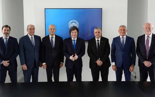 YPF y ENI sellaron acuerdo para proyecto de GNL en Argentina 