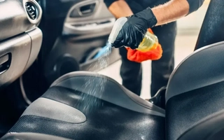 Por qué es recomendable rociar vinagre en los asientos del auto