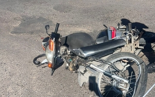 Buscan al conductor de una camioneta Amarok que atropelló a una motociclista y se fugó