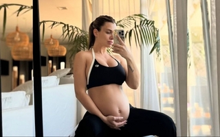 Cami Homs deslumbra entrenando embarazada y muestra su pancita con su look deportivo