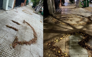 Una vecina barre las hojas de la vereda y las transforma en mensajes positivos