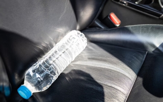 Advierten sobre el peligro de dejar botellas de agua en el auto bajo el sol
