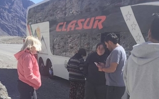 Un colectivo que volvía de Chile se rompió y dejó varados a pasajeros en la cordillera