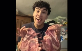 Lo echaron de casa por un churrasco, se volvió viral y así cumplió su sueño