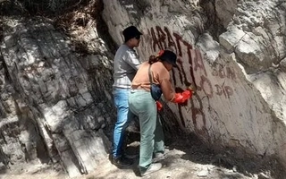 Comenzaron las tareas de limpieza de grafitis en las paredes rocosas del Parque Quebrada de Zonda