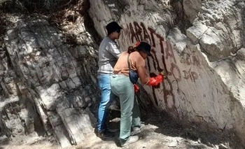 Comenzaron las tareas de limpieza de grafitis en las paredes rocosas del Parque Quebrada de Zonda