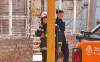 Incendio en barrio Kennedy: menores causaron el siniestro que dejó grave a una mujer
