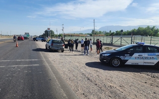 Detuvieron a dos sujetos con "ladrillos" de cocaína, el conductor intentó agredir a un efectivo