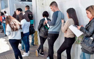 Argentina registra el nivel más bajo de empleo asalariado desde que asumió Milei