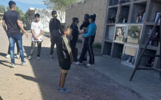 La imagen del hermano de Emir frente a su tumba que conmovió a todos