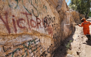 Después de 40 años de desidia, los grafitis en los cerros de Zonda comienzan a ser historia