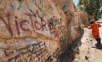 Después de 40 años de desidia, los grafitis en los cerros de Zonda comienzan a ser historia