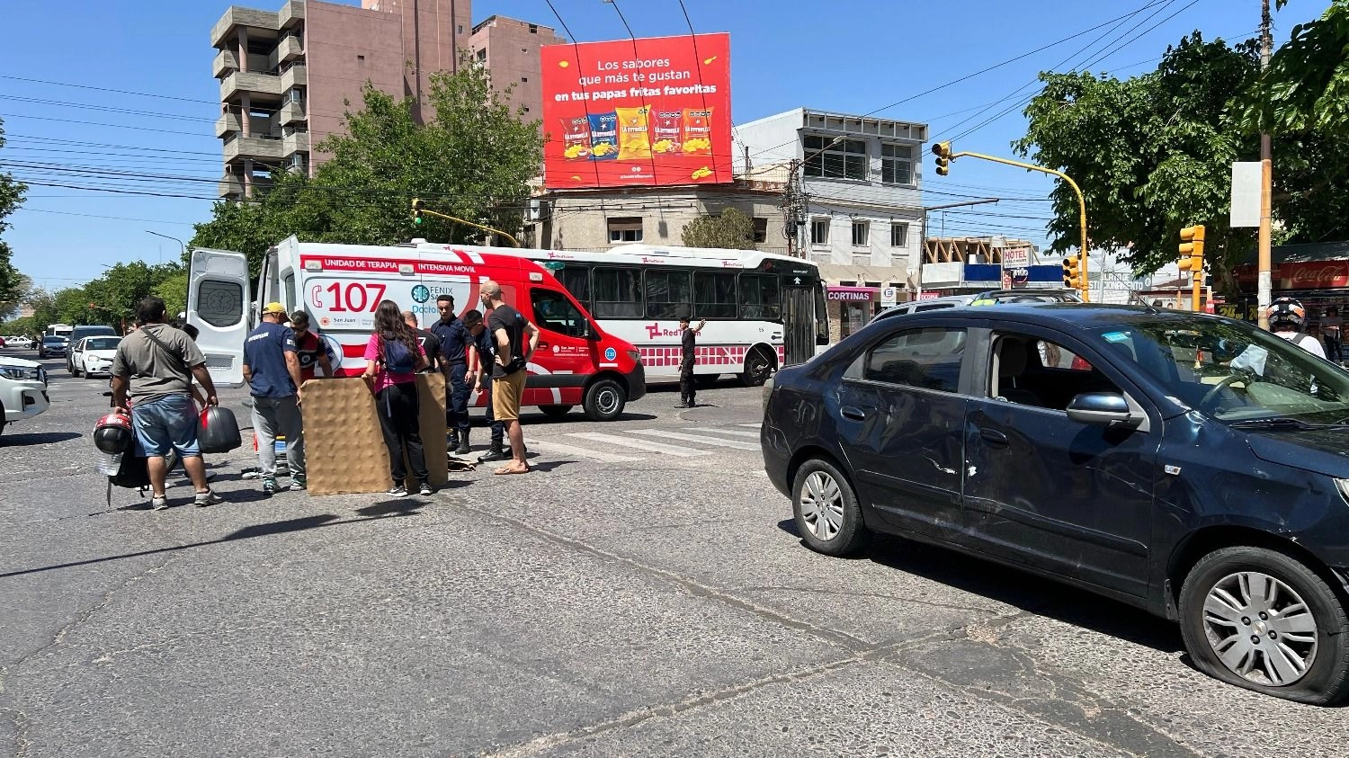 Grave choque entre un auto y una moto frente al Centro Cívico