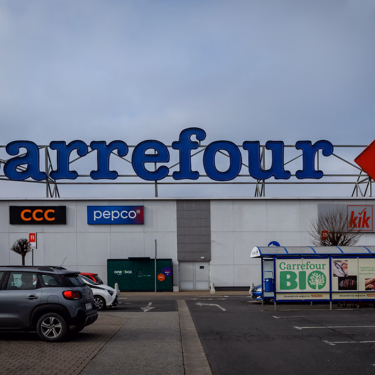 Cuatro grupos buscan quedarse con Carrefour Argentina