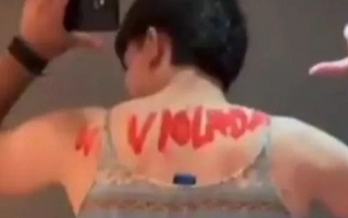 Lo que dijeron desde la escuela a la que asiste el joven que se disfrazó de "mujer violada"