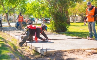 Rivadavia renueva la plaza del barrio Camus con veredas, juegos y luminarias