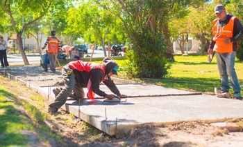 Rivadavia renueva la plaza del barrio Camus con veredas, juegos y luminarias