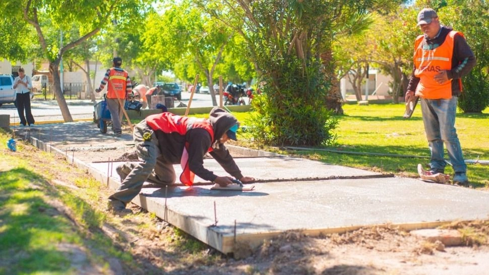 Obras en Rivadavia: remodelan la plaza del barrio Camus con juegos y luces LED