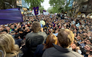 Milei en campaña: "Abrazamos la civilización o volver a la barbarie de los Kirchner"