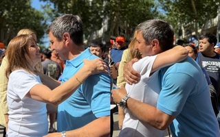 Cristian Andino recorrió la Peatonal y entregó presentes a madres por su día