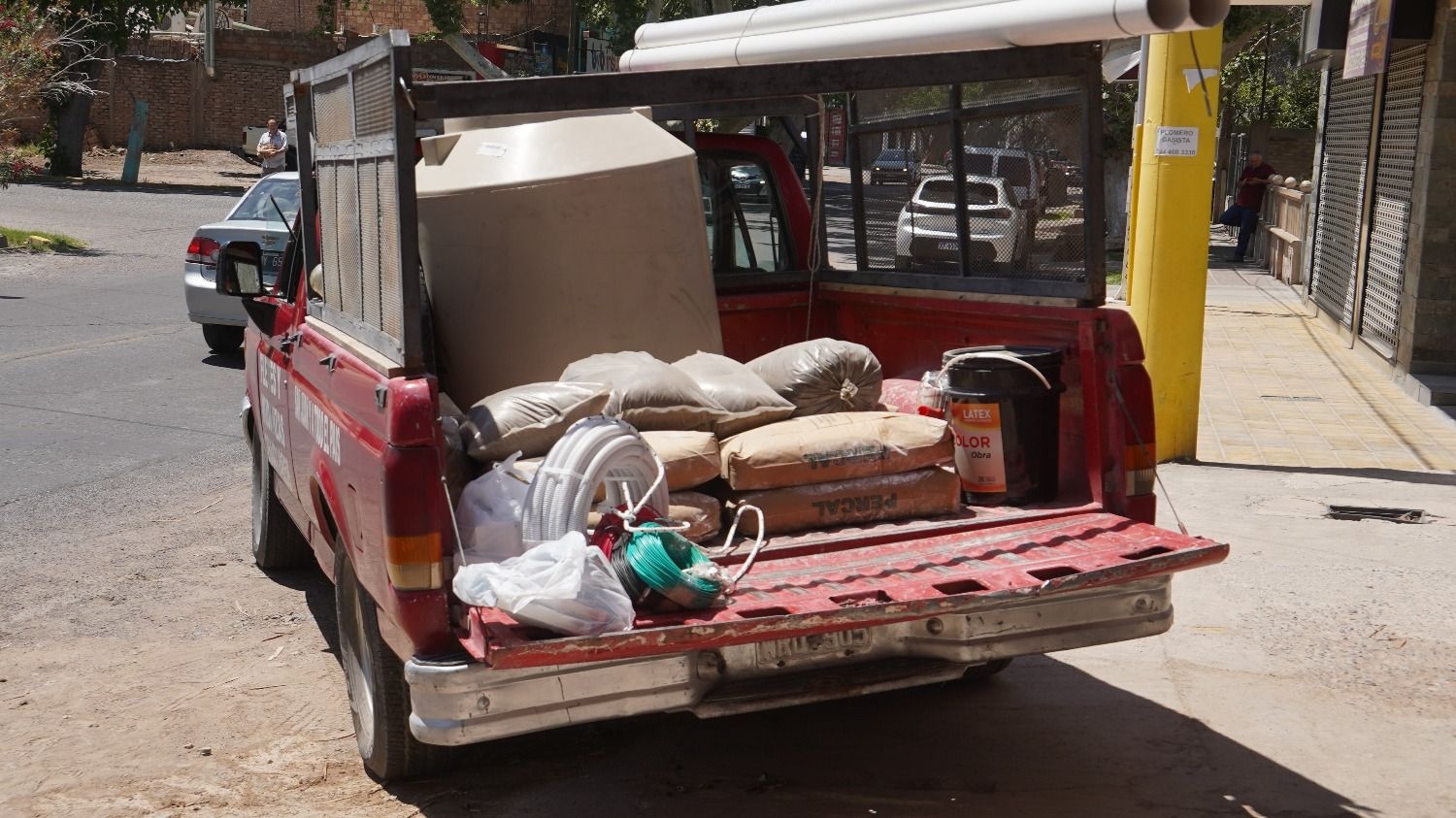 El flete cargado de todo tipo de donaciones. (Foto: DIARIO HUARPE/ Gabriel Flores)