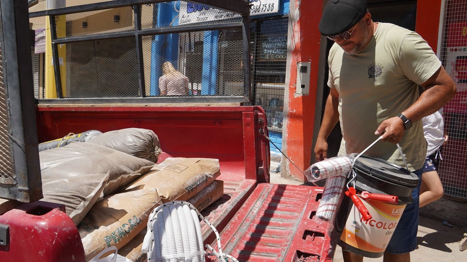 Diego Nievas colaborando con la descarga de las donaciones. (Foto: DIARIO HUARPE/ Gabriel Flores)