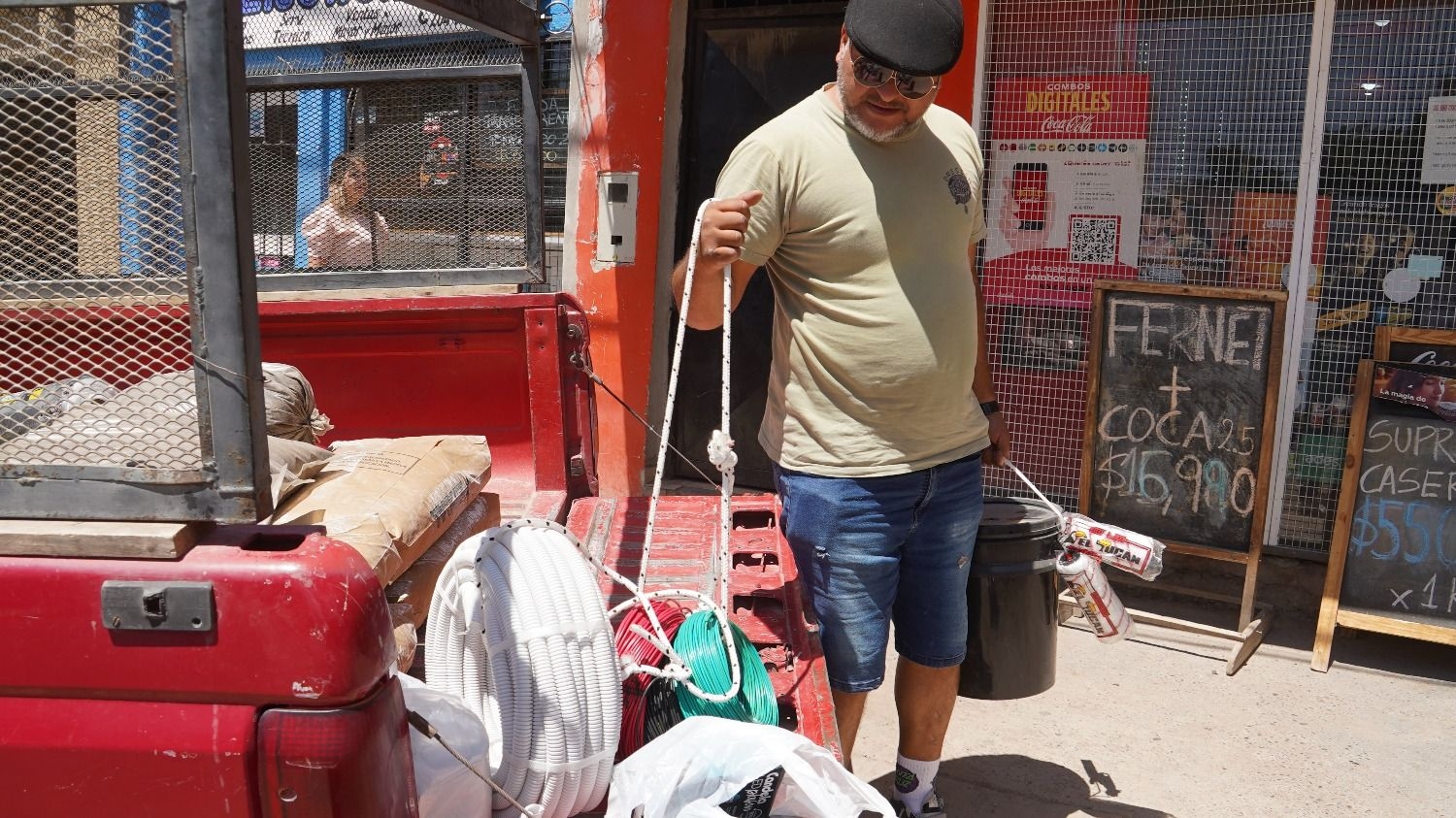 Momento en que las donaciones eran entregadas en la vivienda de Eliana. (Foto: DIARIO HUARPE/ Gabriel Flores)